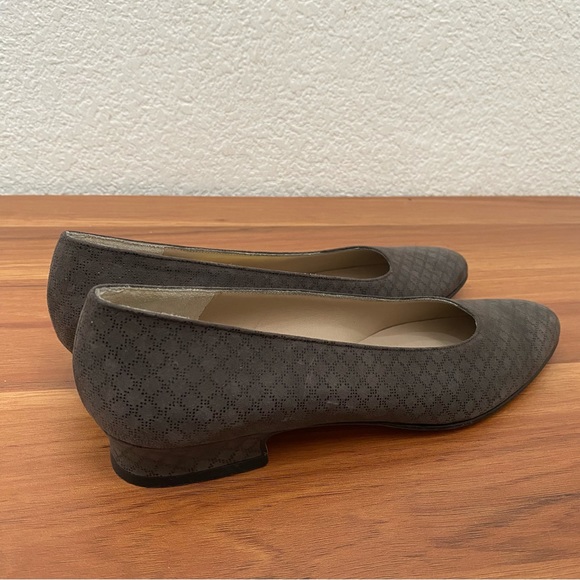 Vintage SALVATORE FERRAGAMO Taupe Diamond Print Suede Low Heel Pumps Size 6 AAAA - Picture 4 of 15